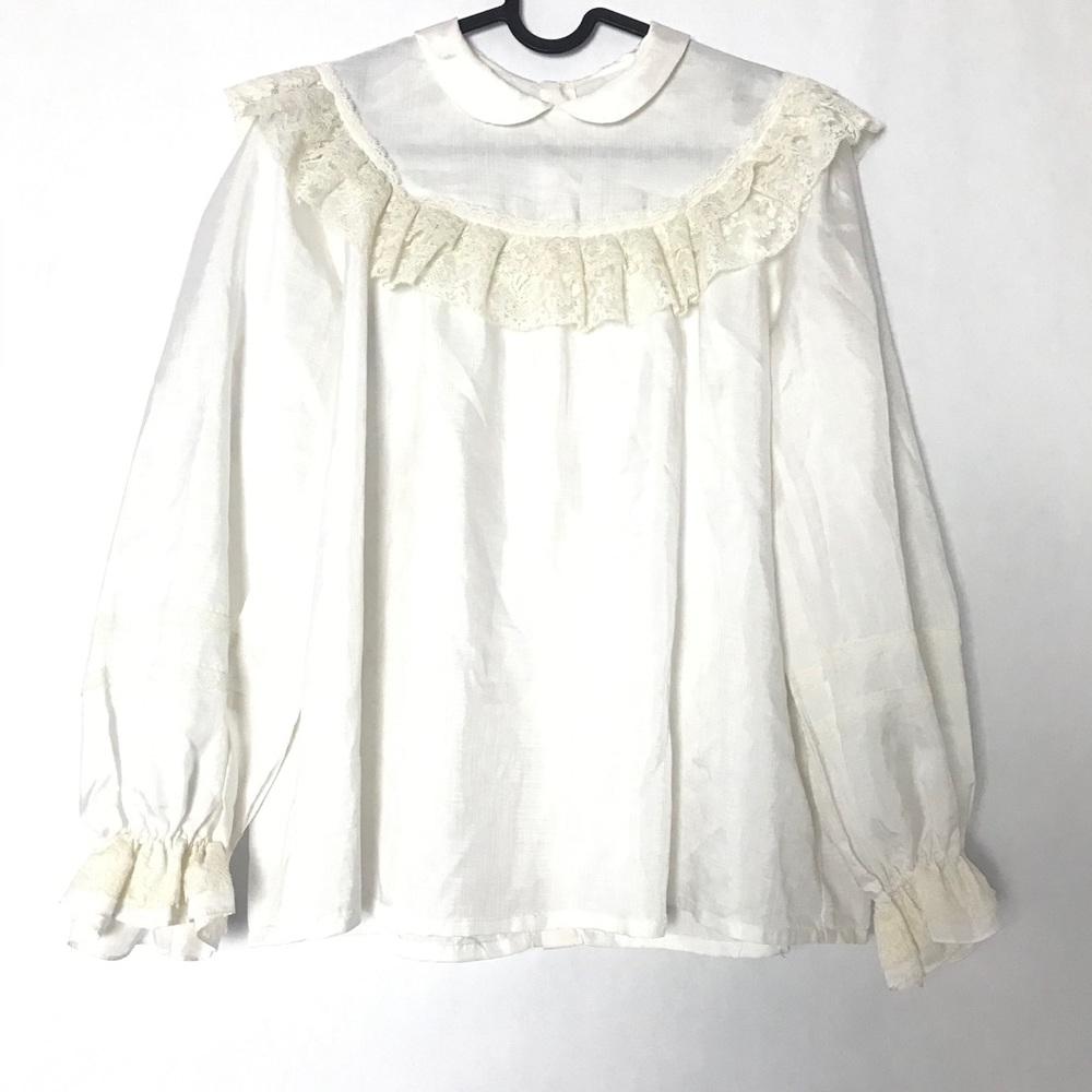 🎁 Cinderella White Size Medium Crew neck Women’s Long Sleeve ruffle Blouse